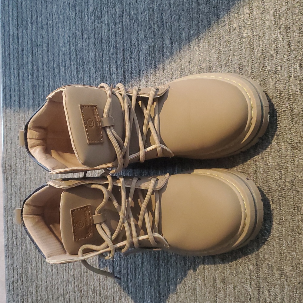 Like New Tan Work Boots size 9M w/laces BALYGHAIOA ZHENYUEZU